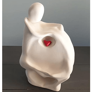 Sculpture en argile blanche avec un coeur en argile réalisée par Artcor
