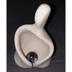 Sculpture en argile blanche avec une bille de verre réalisée par Artcor