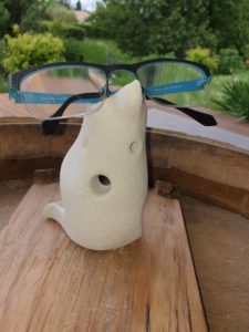 Sculpture argile porte lunettes réalisée par Artcor